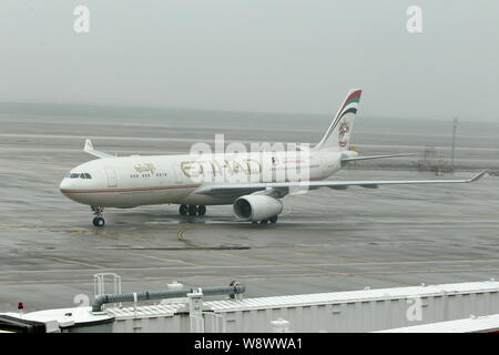 - - Datei - ein Airbus A330-300 Düsenflugzeug von Etihad Airways die Taxis zum Parkplatz Schürze nach der Landung am internationalen Flughafen Shanghai Pudong in Shangh Stockfoto