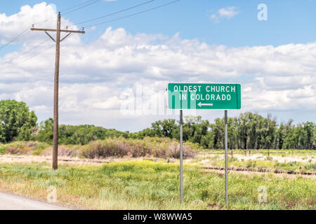 Highway 285 mit Vorzeichen für die älteste Kirche in Colorado in alten Vintage Stadt namens Conejos nahe Antonito Stockfoto