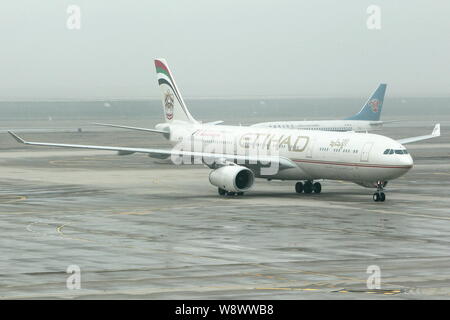 - - Datei - ein Airbus A330-300 Düsenflugzeug von Etihad Airways die Taxis zum Parkplatz Schürze nach der Landung am internationalen Flughafen Shanghai Pudong in Shangh Stockfoto