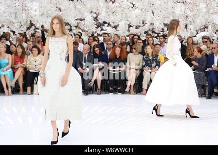 Modelle zeigen neue Kreationen von Christian Dior in seiner Herbst/Winter 2014 der Haute Couture Fashion Show in Paris, Frankreich, 7. Juli 2014. Stockfoto