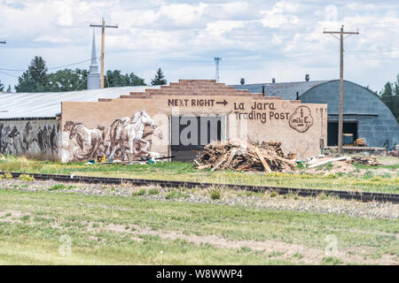 La Jara, USA - Juni 20, 2019: Highway 285 in Colorado mit alten Vintage Stadt Innenstadt Gebäude Zeichen für Trading Post Stockfoto