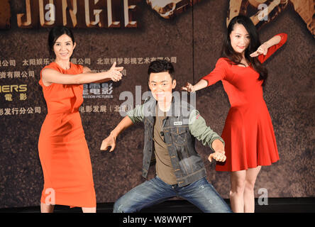 (Von links) Hong Kong Schauspielerin Charlie Yeung, chinesische Schauspieler Wang Baoqiang und Schauspielerin Bai Bing stellen während einer Pressekonferenz für ihren neuen Film, Kung Stockfoto