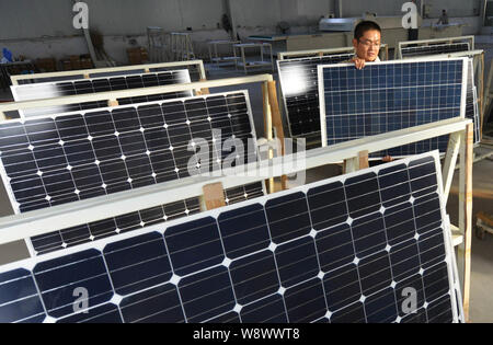---- Eine weibliche chinesischer Arbeiter Stäube aus Solarzellen im Werk von Shandong Hilight Solar Co., Ltd. in Zouping County, Binzhou City, East China S Stockfoto