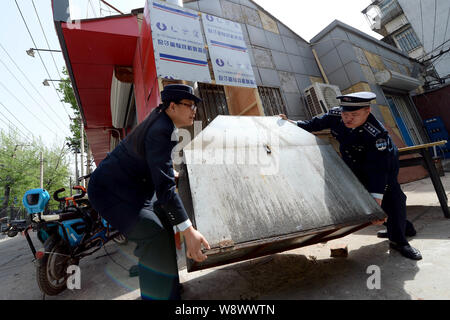 ------ Chinesische Offiziere von der Beijing Municipal Bureau der Stadt Verwaltung und Rechtsdurchsetzung ein Grill Konfiszieren an einem strassenrand Grill Restaurant Stockfoto