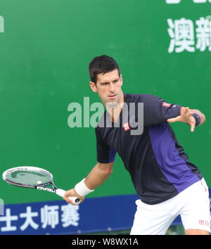 Novak Djokovic aus Serbien bereitet einen Schuß während einer Trainingseinheit für das Shanghai Rolex Masters Tennis Turnier 2014 in Shanghai, China zurückzukehren, Stockfoto