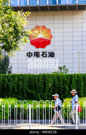 ---- Fußgänger vorbei an den Hauptsitz der CNPC (China National Petroleum Corporation), Muttergesellschaft von PetroChina, in Peking, Kinn Stockfoto