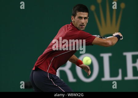 Novak Djokovic aus Serbien bereitet einen Schuß zu David Ferrer in Spanien im Viertelfinale der Männer singles während der 2014 Shanghai Rolex Ma zurückzukehren Stockfoto