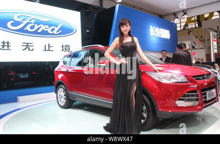 ---- Ein Modell stellt mit einem Ford Kuga bei einem Auto Show in Zhengzhou City, Central China Provinz Henan, 11. April 2013. Ford Motor Co. am Dienstag Stockfoto