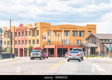 Monte Vista, USA - 20. Juni 2019: Autobahn 160 in Colorado mit der Innenstadt von Stadt und Zeichen für farbenfrohe Villa Inn Hotel Gebäude und Autos im Verkehr Stockfoto