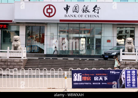 ---- Ein Kunde geht auf eine Filiale der Bank of China (BOC) im Osten der Stadt Rizhao, China Provinz Shandong, 25. September 2014. Die Leute von Ba Stockfoto