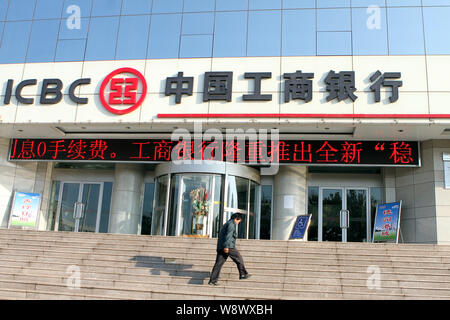 ---- Ein Kunde geht auf eine Filiale der ICBC (Industrie- und Handelsbank von China) im Osten der Stadt Rizhao, China Provinz Shandong, 10. Oktober Stockfoto