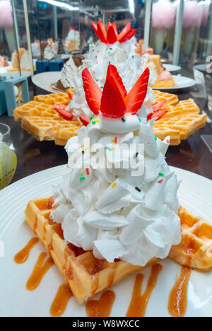 Eine Probe der japanischen Nachtisch mit Erdbeeren und Peitsche auf die Waffel, Japan Stockfoto