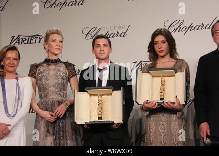 Australische Schauspielerin Cate Blanchett, zweite links, Haltungen mit amerikanischer Schauspieler Logan Lerman, Mitte, und die französische Schauspielerin Adele Exarchopoulos, zweite rechts, Stockfoto