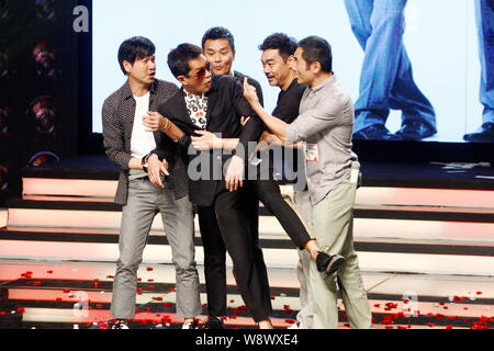 (Von der Mitte nach rechts) Hong Kong Schauspieler Gordon Lam Ka-tung, Sean Lau Ching-wan und Alex Fong Chung-Sonne vorbereiten bis zu Schauspieler Louis Koo Tin-Lok, her halten Stockfoto