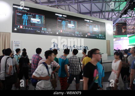 ---- Menschen besuchen den Stand der PlayStation von Sony im 12. China Digital Entertainment Expo, auch als ChinaJoy 2014, in Shanghai, Kinn bekannt Stockfoto