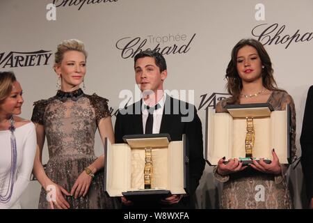 Australische Schauspielerin Cate Blanchett, zweite links, Haltungen mit amerikanischer Schauspieler Logan Lerman, zweite rechts, und die französische Schauspielerin Adele Exarchopoulos, Recht, ein Stockfoto