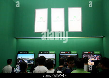 ---- Besucher Spielen elektronischer Spiele auf der Microsoft Xbox Spielkonsolen im 12. China Digital Entertainment Expo, auch als ChinaJoy bekannt Stockfoto