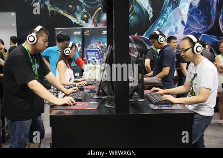 Besucher spielen elektronische online Spiele während der 12. China Digital Entertainment Expo, auch als ChinaJoy 2014 in Shanghai, China, 31. Juli 2014 bekannt. Stockfoto