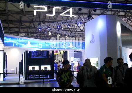 ---- Leute besuchen Sie den Stand von Sony PlayStation 4 (PS4) während der 12. China Digital Entertainment Expo, auch bekannt als ChinaJoy 2014, in Shanghai. Stockfoto