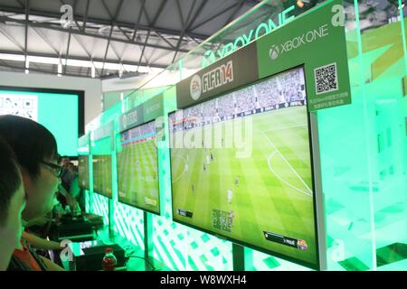 ------ Chinesischer Besucher Spielen elektronischer Spiele auf XBOX Spielkonsolen im 12. China Digital Entertainment Expo, auch als ChinaJoy 2014 bekannt Stockfoto
