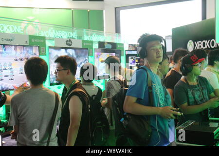 ---- Besucher Spielen elektronischer Spiele auf der Microsoft Xbox Spielkonsolen im 12. China Digital Entertainment Expo, auch als ChinaJoy bekannt Stockfoto