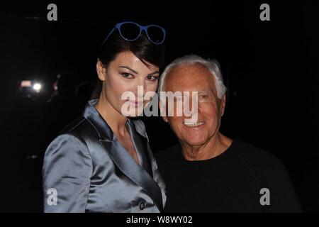 Modedesigner Giorgio Armani, Recht, Haltungen mit einem Gast nach dem Emporio Armani 2014 Herbst/Winter Fashion Show, die im Rahmen der Mailänder Modewoche in Mil Stockfoto