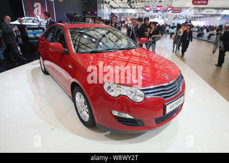 ---- Besucher Blick an einem Roewe 550 der SAIC Motor auf dem Display während der 13. Internationalen Automobil- Ausstellung in Shanghai, auch bekannt als Aut Stockfoto
