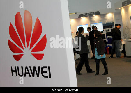---- Leute besuchen den Stand der Huawei während einer Ausstellung in Peking, China, 12. November 2011. Telekommunikationsgeräte großen Huawei Technolo Stockfoto