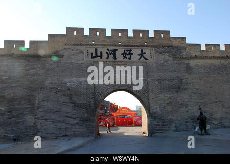 ---- Blick auf Dajingmen, ein wichtiger Knotenpunkt der Großen Mauer, im Norden der Stadt Zhangjiakou, Provinz Hebei, China, 11. Februar 2012. Zhangjiakou Stockfoto