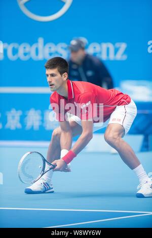 Novak Djokovic aus Serbien bereitet einen Schuß zu Guillermo Garcia - Lopez von Spanien während der Männer singles erste Runde der China Open 2014 Tenn zurückzukehren Stockfoto
