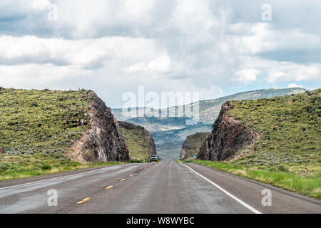 Highway 285 in der Nähe von Saguache, Colorado mit ländlichen Landschaft und Canyon Rock Road mit dem Auto im Verkehr in der Nähe von Rio Grande National Forest Stockfoto