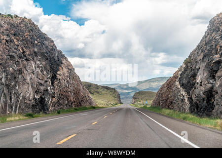 Highway 285 mit niemand Saguache, Colorado mit ländlichen Landschaft und Canyon Rock Road mit dem Auto im Verkehr in der Nähe von Rio Grande National Forest Stockfoto