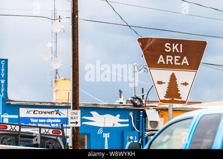 Gunnison, USA - Juni 20, 2019: Highway 50 in Colorado mit Zeichen für City Downtown Skigebiet von Geschäften speichert Stockfoto