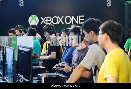 ---- Besucher Spielen elektronischer Spiele auf der Microsoft Xbox Spielkonsolen im 12. China Digital Entertainment Expo, auch als ChinaJoy bekannt Stockfoto