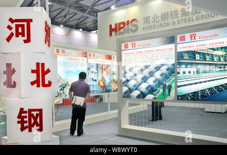 ---- Leute besuchen Sie den Stand von hbis (Provinz Hebei Eisen und Stahl Gruppe) auf einer Messe in Shanghai, China, 4. Juni 2013. Hebei Eisen und Stahl Group Co., Ltd. Stockfoto