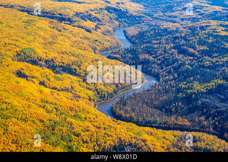 Antenne herbst Blick auf die Christina River, kurz bevor es in die Clearwater südöstlich von Fort McMurray, Alberta Stockfoto