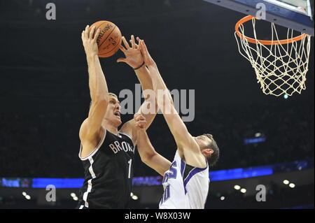 Brook Lopez von Brooklyn Nets, Links, Herausforderung Nik Stauskas der Sacramento Kings während eines NBA-Ausstellung Spiel in Shanghai, China, 12. Oktober 2014. Mi Stockfoto