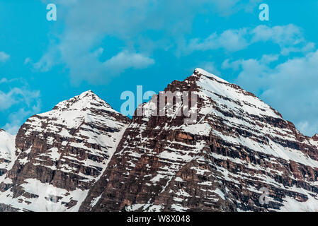 Maroon Bells closeup in Aspen, Colorado während der Blauen Stunde Dämmerung vor Sonnenaufgang mit Rocky Mountain Peak und Schnee im Frühjahr oder frühen Sommer Stockfoto