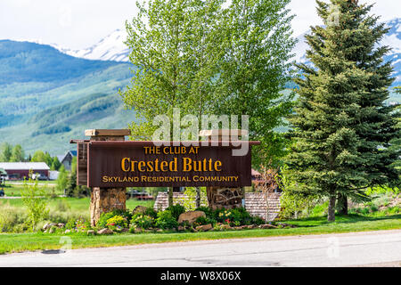 Mount Crested Butte, USA - Juni 20, 2019: Colorado Dorf im Sommer mit Eingang Willkommen auf Gotische Straße für Club skyland Wohnanlage Stockfoto