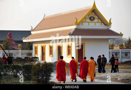 Die Mönche gehen Sie in Richtung einer Thai-buddhistische Tempel in der Umgebung von White Horse Tempel oder Bai Ma Si, in Luoyang City, Central China Provinz Henan, 12. Stockfoto