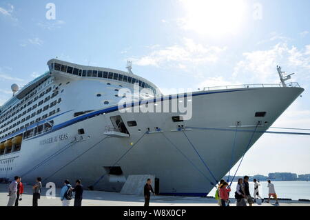 ---- Leute vorbei an den Royal Caribbean Cruise Ship, Voyager der Meere, angedockt an einen Hafen in Peking, China, 19. September 2012. Royal Caribb Stockfoto