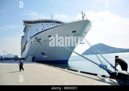 --FILE -- die Royal Caribbean Cruise Ship, Voyager der Meere, ist an einen Hafen in Peking, China, 19. September 2012. Royal Caribbean Cruises Lt Stockfoto