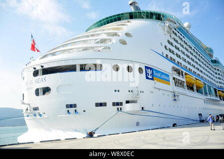 --FILE -- die Royal Caribbean Cruise Ship, Voyager der Meere, ist an einen Hafen in Peking, China, 19. September 2012. Royal Caribbean Cruises Lt Stockfoto