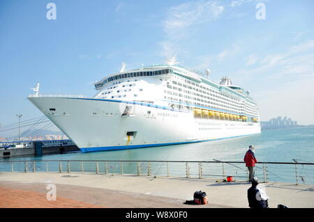 --FILE -- die Royal Caribbean Cruise Ship, Voyager der Meere, ist an einen Hafen in Peking, China, 19. September 2012. Royal Caribbean Cruises Lt Stockfoto