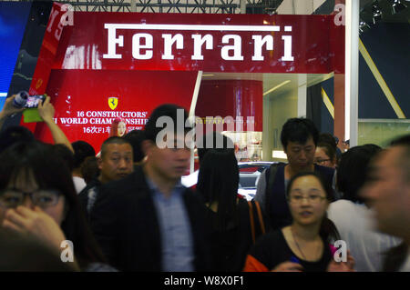 Besucher Masse der Stand von Ferrari während des 13 Beijing International Automotive Exhibition, die auch als Auto China 2014 in Peking, China, 24 bekannt Stockfoto