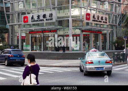 ---- Fahrzeuge und Fußgänger vorbei, ein Zweig der Shengjing Bank in Shanghai, China, 6. November 2011. Eine chinesische Bank, am Freitag (19. Dezember Stockfoto