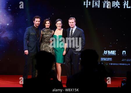 (Von links) amerikanische Schauspieler Matthew McConaughey, Schauspielerin Anne Hathaway, britische Filmproduzent Emma Thommas und Ihr Regisseur Mann Christopher Keine Stockfoto