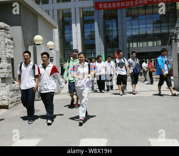 ---- Schüler verlassen den Campus nach Abschluss der Nationalen Hochschulaufnahmeprüfung (gaokao) an der Dongzhimen High School in Peking, China, 7 Ju Stockfoto