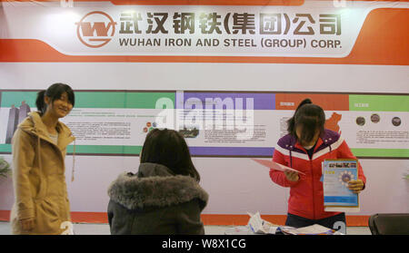 ---- Leute besuchen Sie den Stand von Wuhan Eisen und Stahl (Gruppe) Corp. während einer Ausstellung in Wuhan City, Central China Provinz Hubei, 10. November 20. Stockfoto