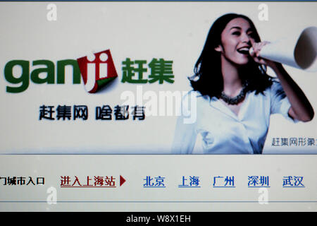 ---- Einen chinesischen Netizen durchsucht die Website der Craigslist - wie Ganji.com in Shanghai, China, 2. Mai 2011. China größte Kleinanzeigen Website de Stockfoto